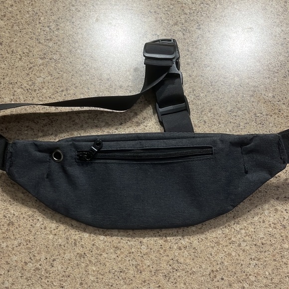 Black phany pack, only used a few times. Lots of space. - Picture 2 of 3